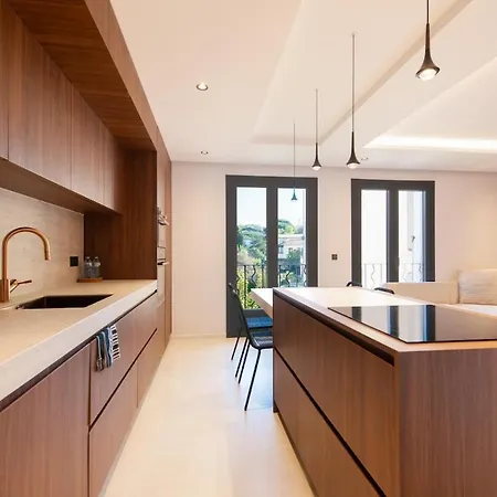 Beautiful Modern 2 Bedroom With Parking *